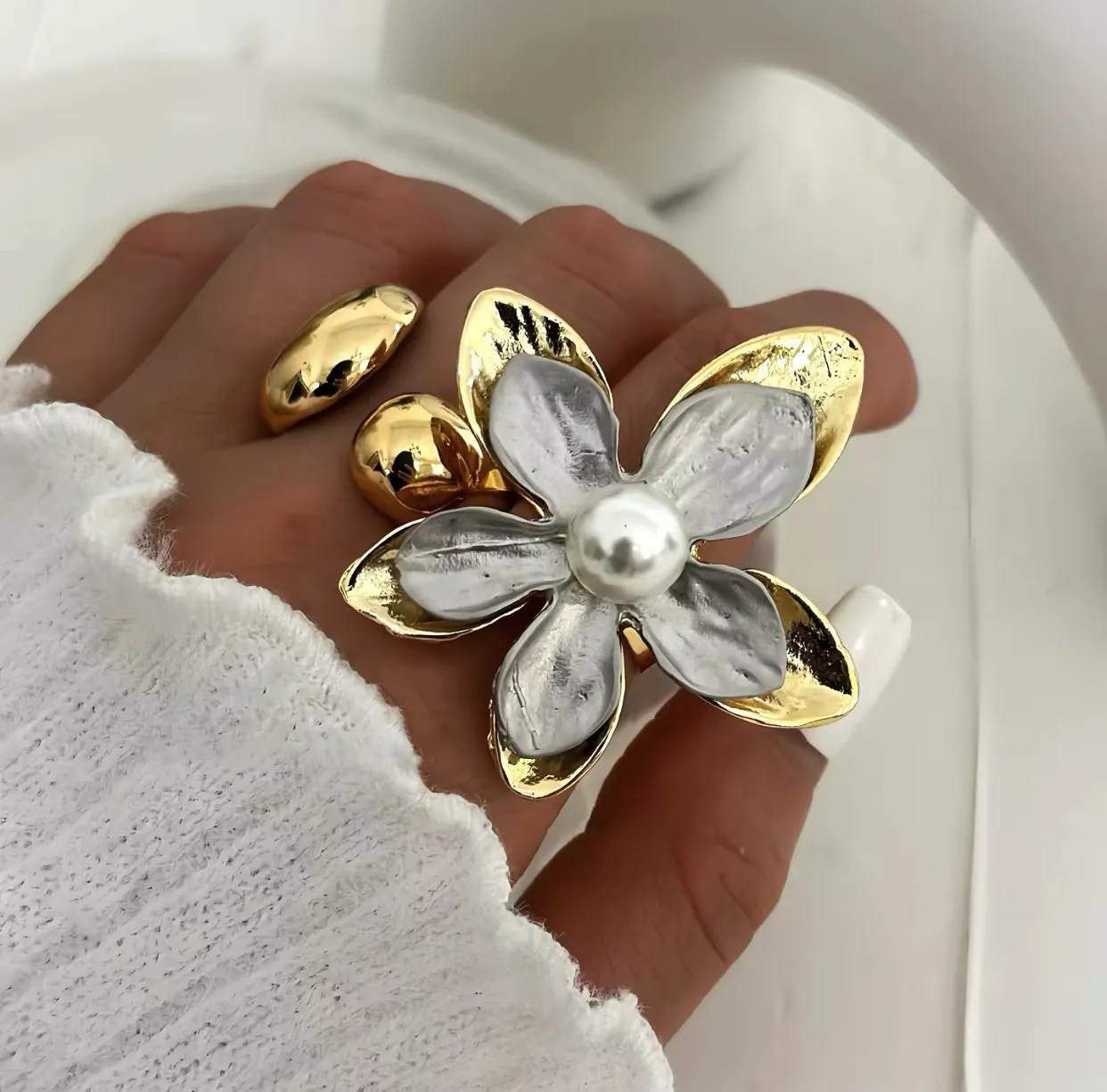 2-Tone Flower Pearl 18k Gold Ring is