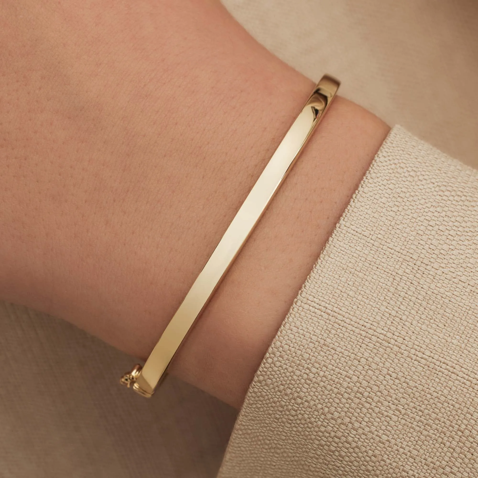 Cour d'Honneur Clara 14 karat gold bangle with rectangular edge