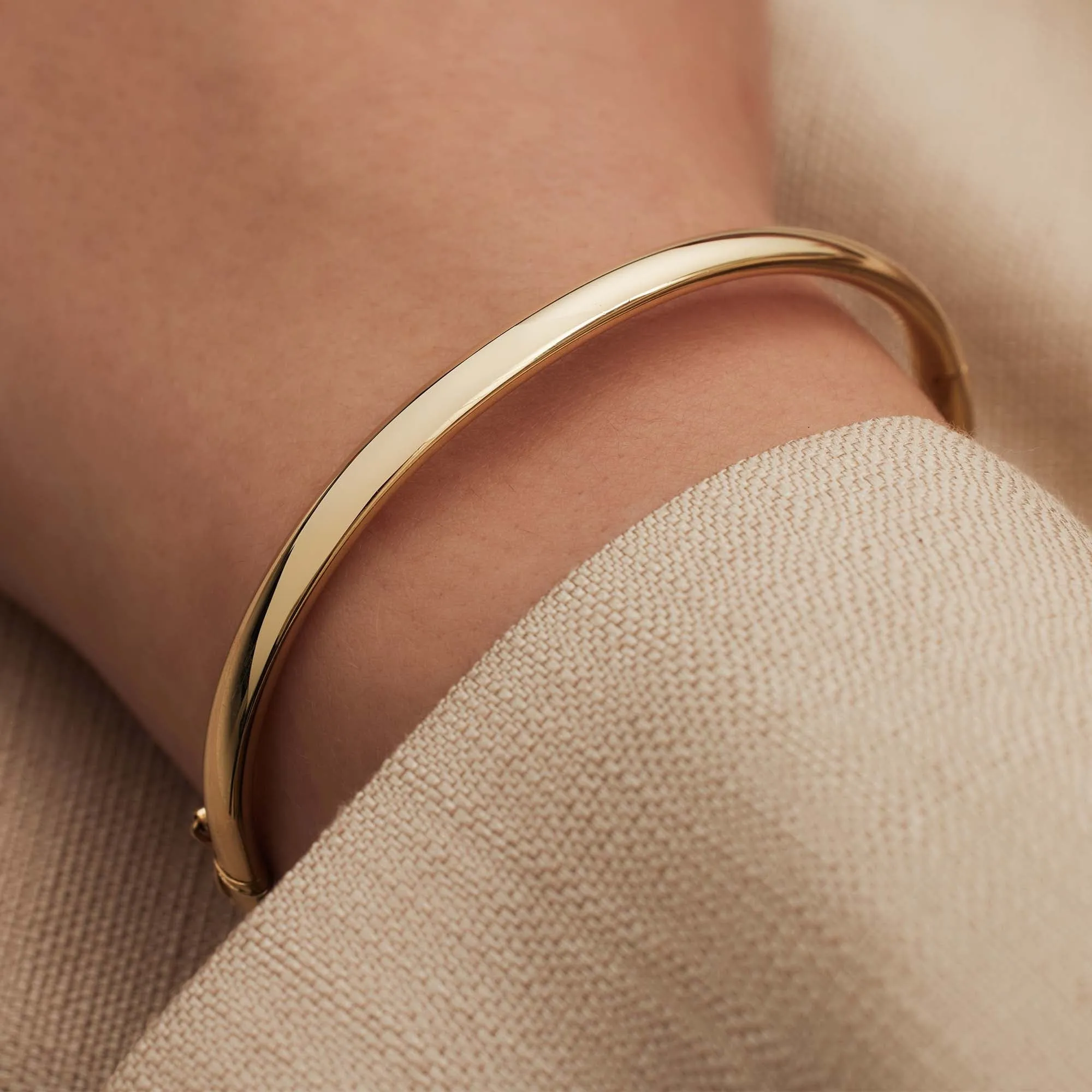 Cour d'Honneur Lucienne 14 karat gold bangle with round edge