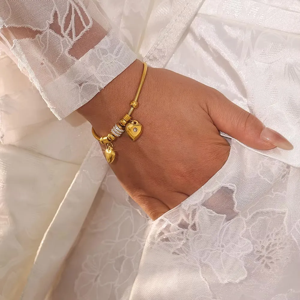 Elegant Gold-Plated Heart Charm Bracelet – A Touch of Timeless Sophistication