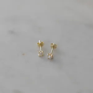 SOPHIE - Mini Pearl Studs - Gold