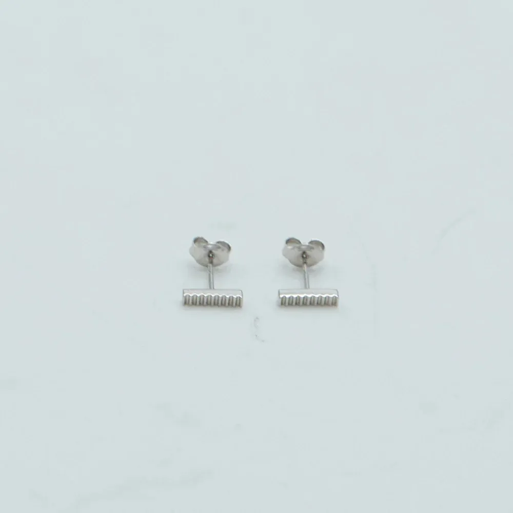 SOPHIE Store Line Bar Studs - Silver