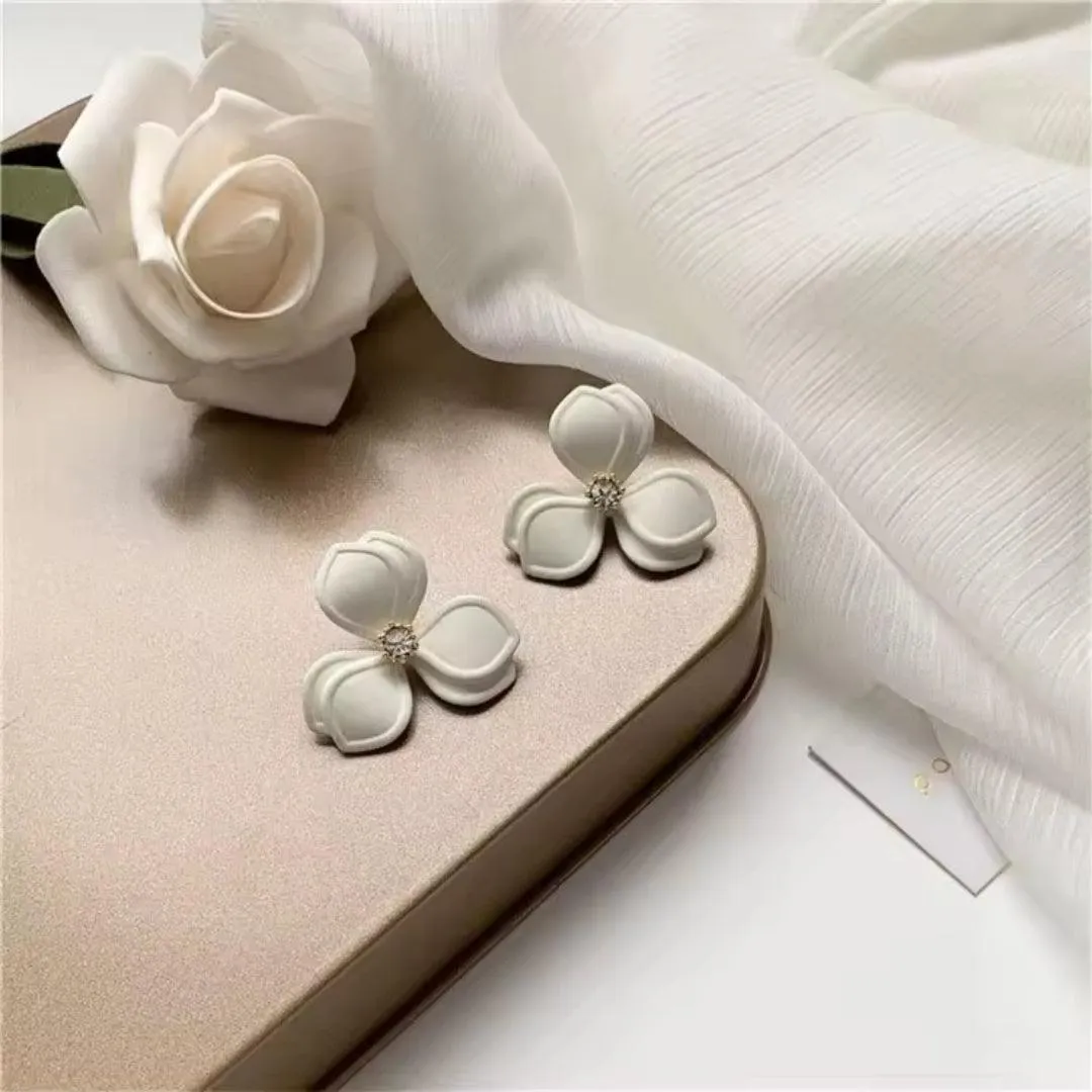 White Floral Stud Korean Earrings - Elegant Flower Design