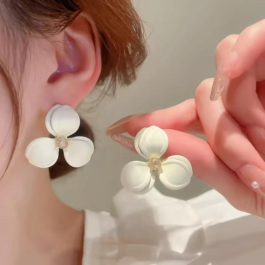 White Floral Stud Korean Earrings - Elegant Flower Design