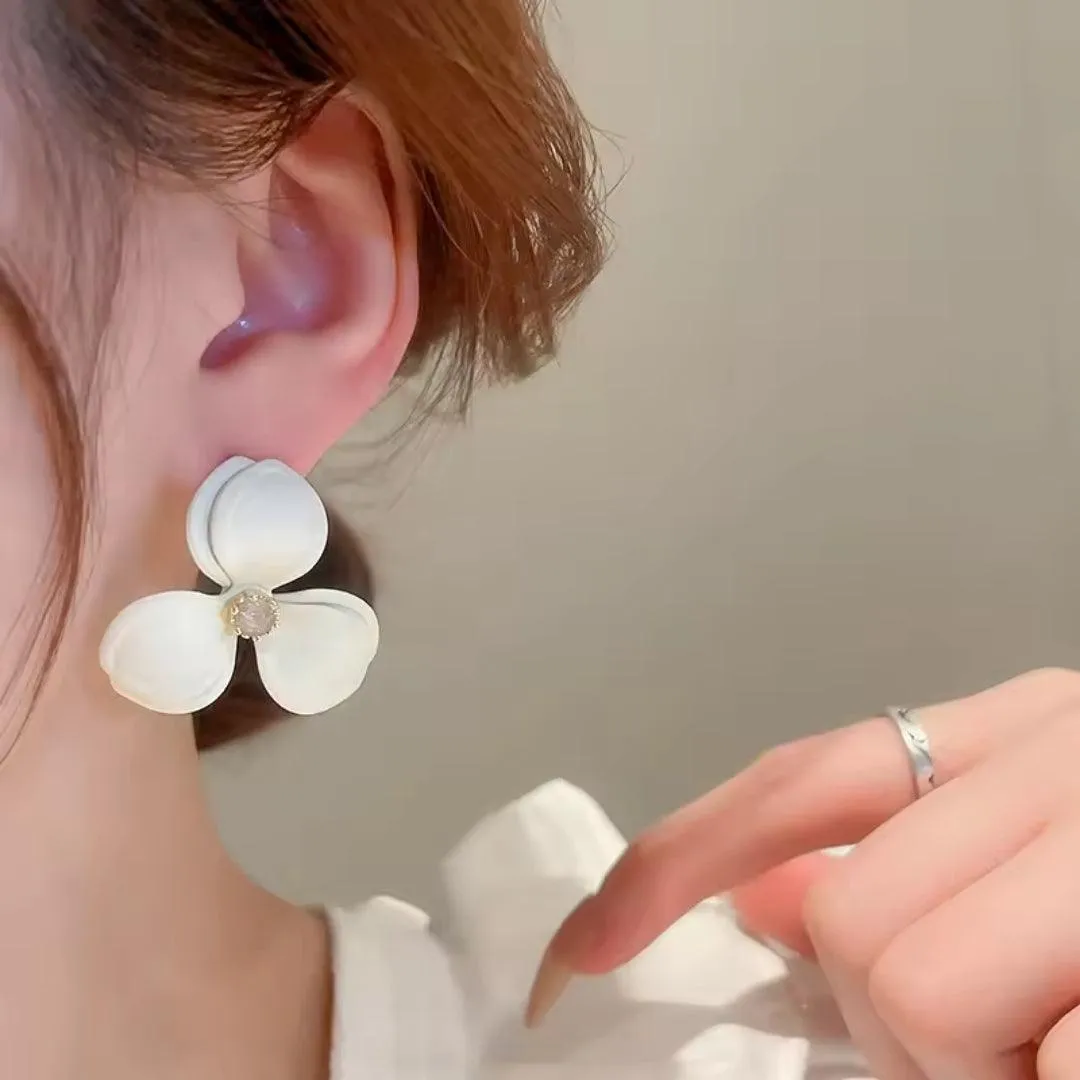 White Floral Stud Korean Earrings - Elegant Flower Design